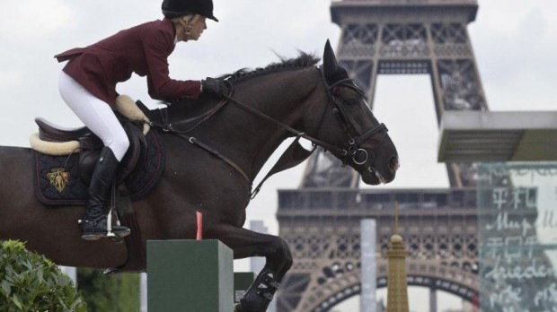 France Eiffel Jumping-1