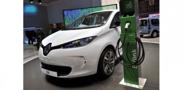 5437959-la-voiture-electrique-se-fait-discrete-au-salon-automobile-de-geneve