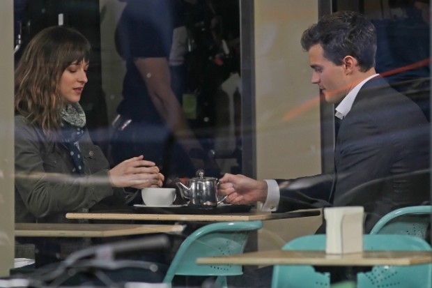 Dakota-Johnson-et-Jamie-Dornan-sur-le-tournage-de-50-nuances-de-Grey-a-Vancouver-le-1er-decembre-2013_portrait_w858