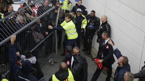 des-manifestants-tentent-d-entrer-au-siege-d-air-france-a-roissy-le-5-octobre-2015_5437267
