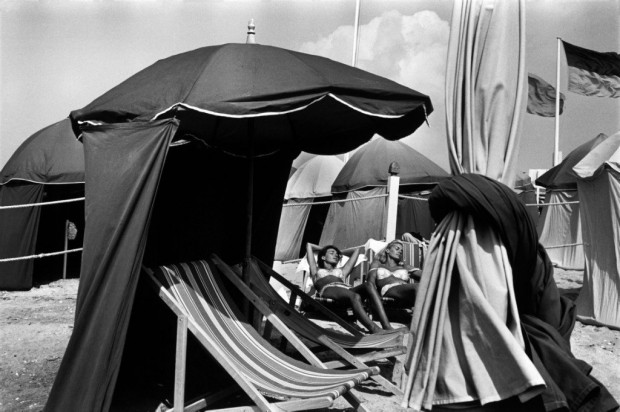 IN_Bruno-Barbey-Deauville-1966-BAB1966003W0001709-09A-PAR166386-Magnum-Photos