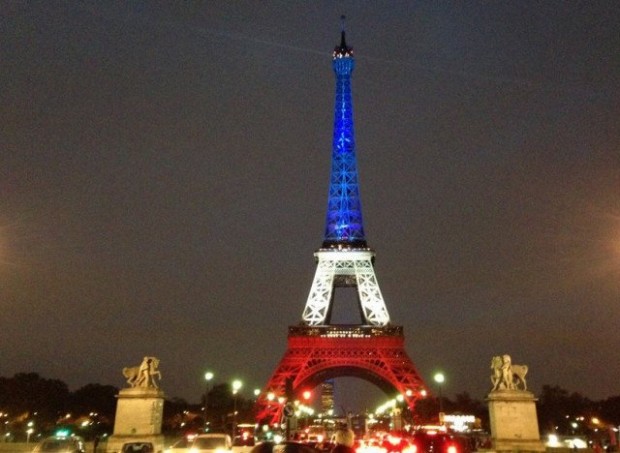 a-TOUR-EIFFEL-BLEU-BANC-ROUGE-640x468